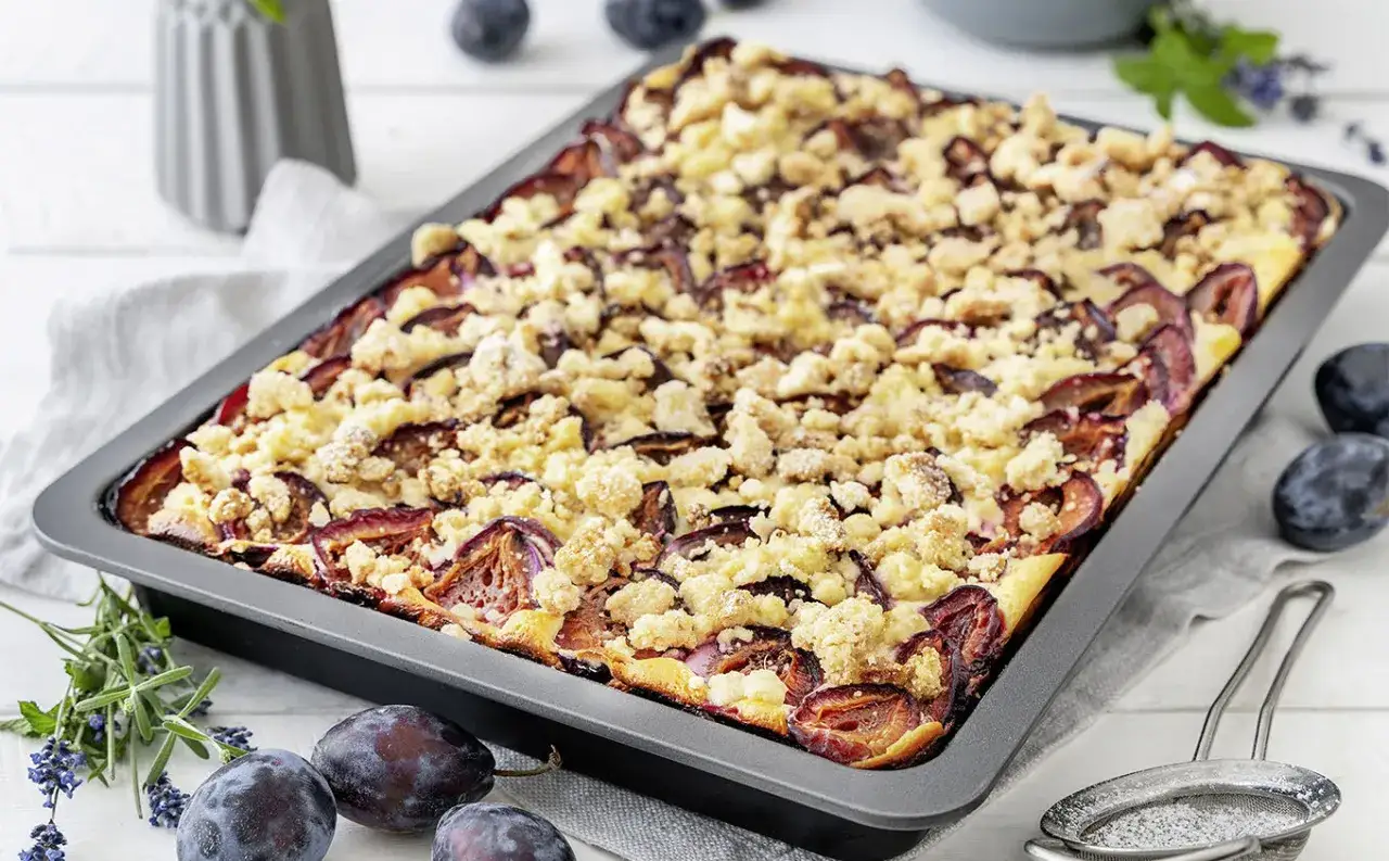 Ein frisch gebackener Zwetschgenkuchen vom Blech mit Streuseln und saftigen Pflaumen.