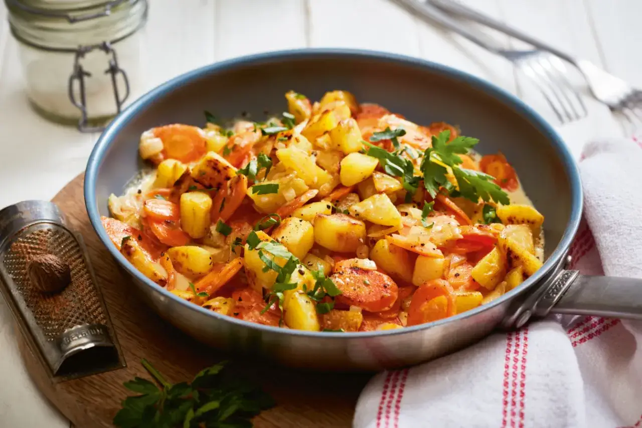 Herzhafte Kartoffel-Karotten-Pfanne, ein k&ouml;stliches Gericht mit Kartoffeln als Hauptspeise, garniert mit Petersilie.