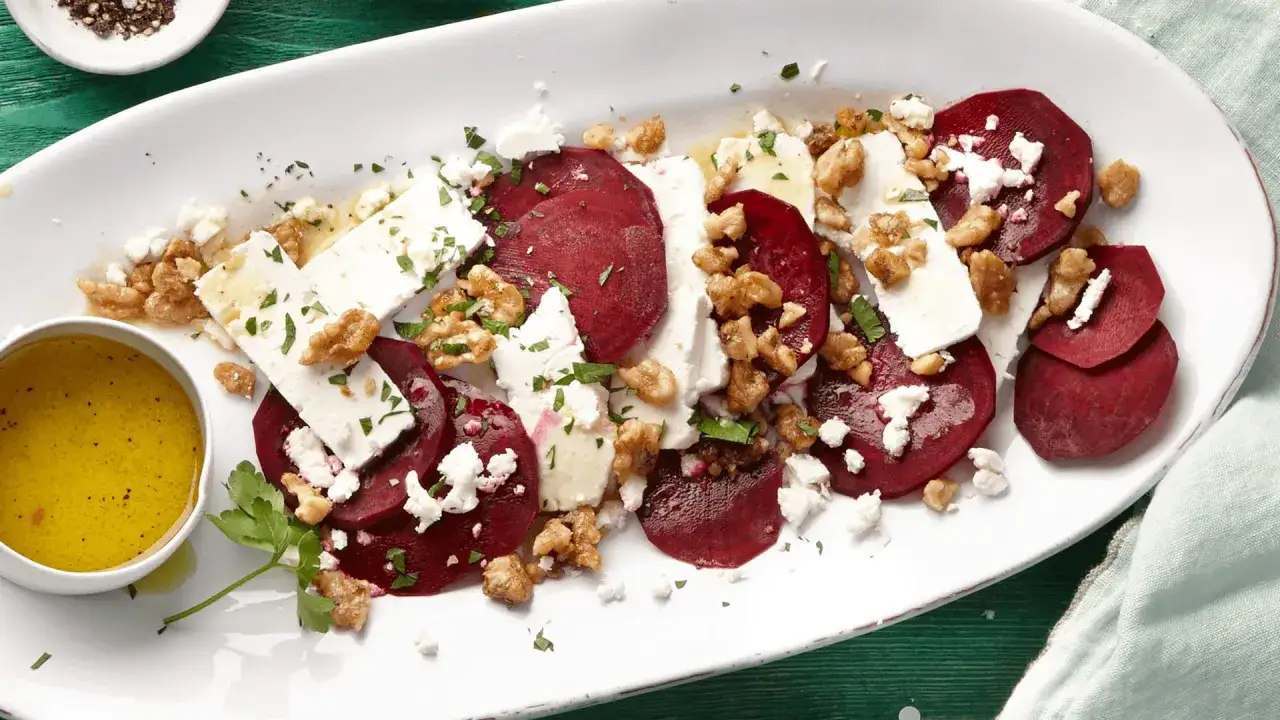 Rote Bete mit Feta, Waln&uuml;ssen und Kr&auml;utern &ndash; eine k&ouml;stliche Idee f&uuml;r Vorspeisen. Dazu ein Dressing.