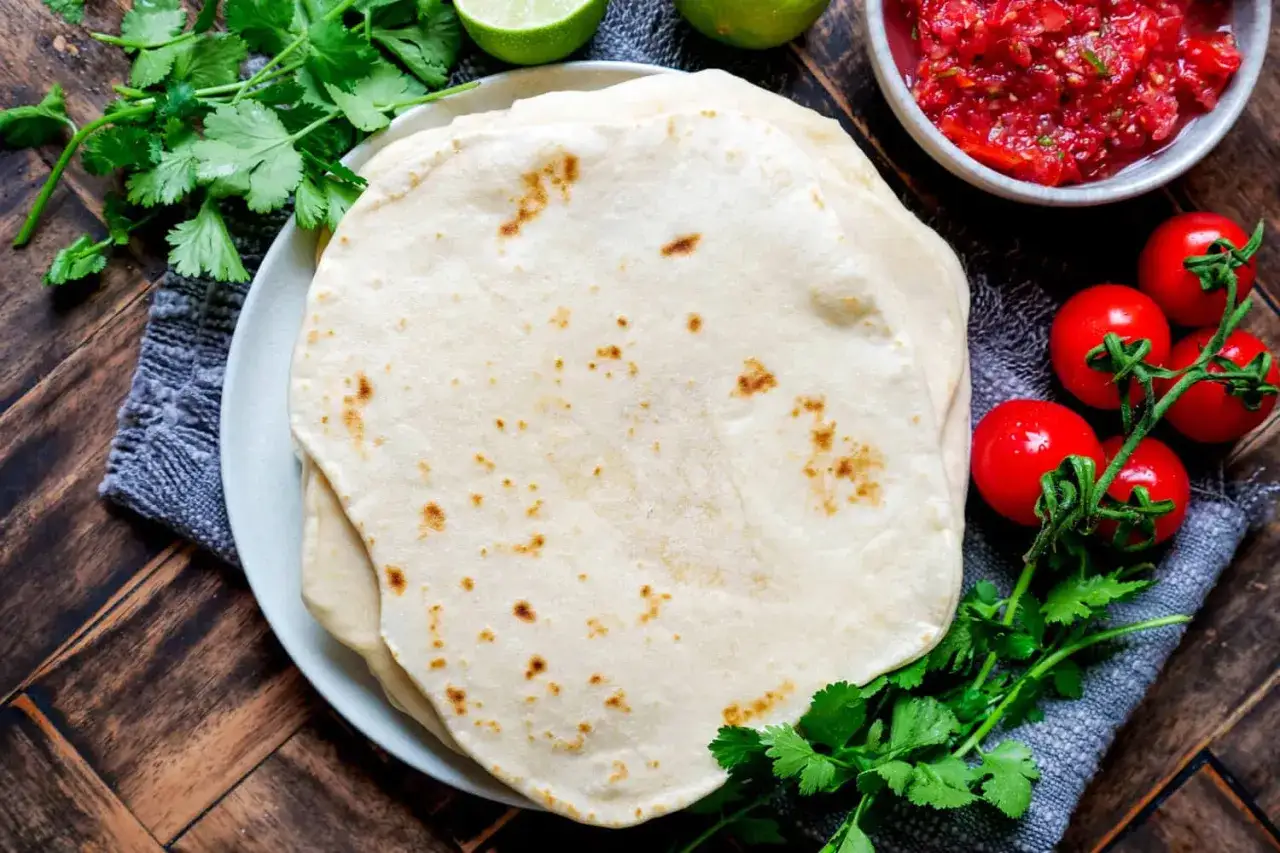 Frische Tortillas, perfekt f&uuml;r jedes Tortilla-Rezept, mit Salsa, Kirschtomaten und Koriander.
