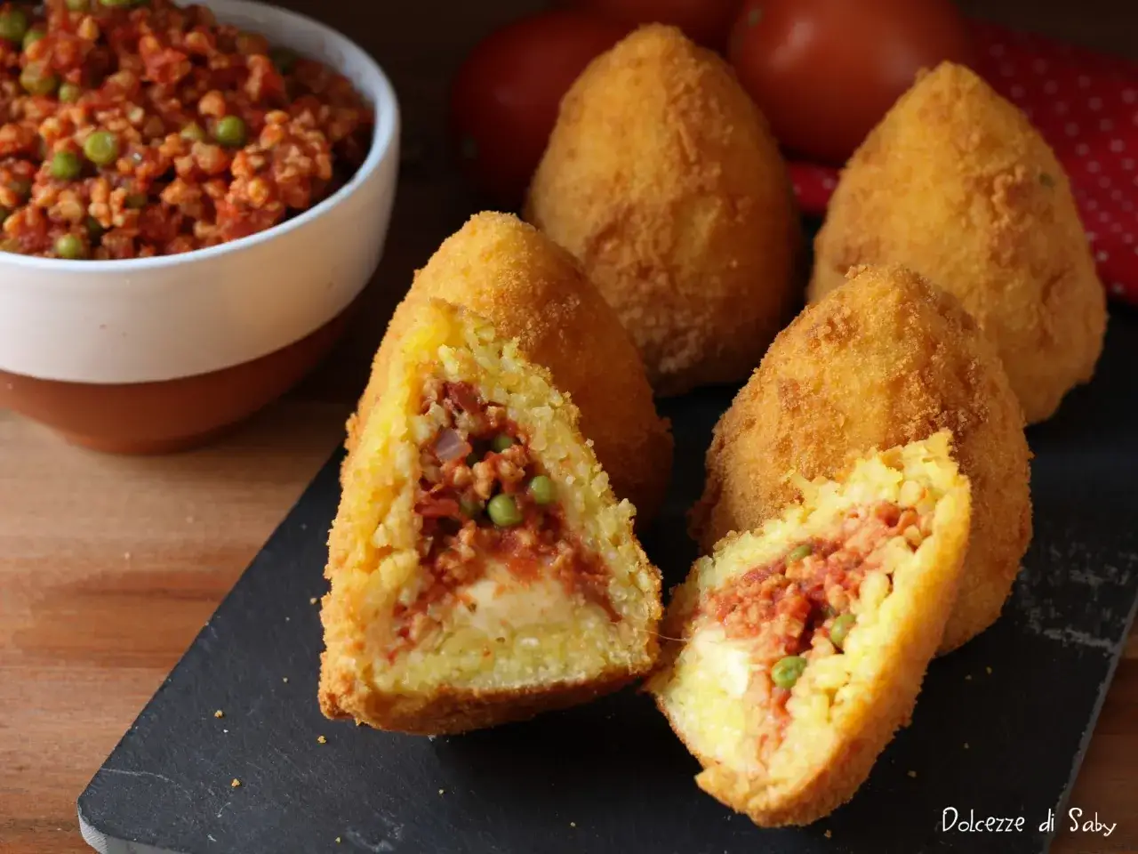Knusprige Arancini, gef&uuml;llt mit einer herzhaften Rag&ugrave;-Mischung und Erbsen. Ein k&ouml;stliches Arancini Rezept, das zum Reinbei&szlig;en einl&auml;dt.