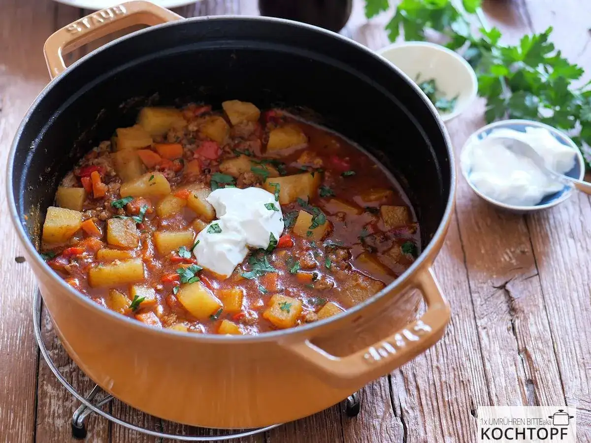 Herzhafter Bauerntopf mit Hackfleisch, Kartoffeln und Gem&uuml;se, garniert mit einem Klecks Sauerrahm. Ein tolles Rezept f&uuml;r kalte Tage!