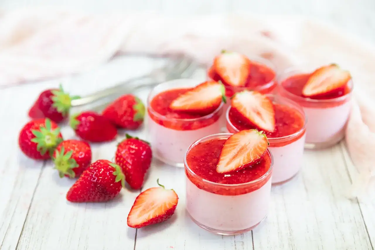 Erdbeer-Desserts in Gl&auml;sern, garniert mit frischen Erdbeeren und Erdbeersauce. Was passt besser zu Erdbeeren als Erdbeeren?