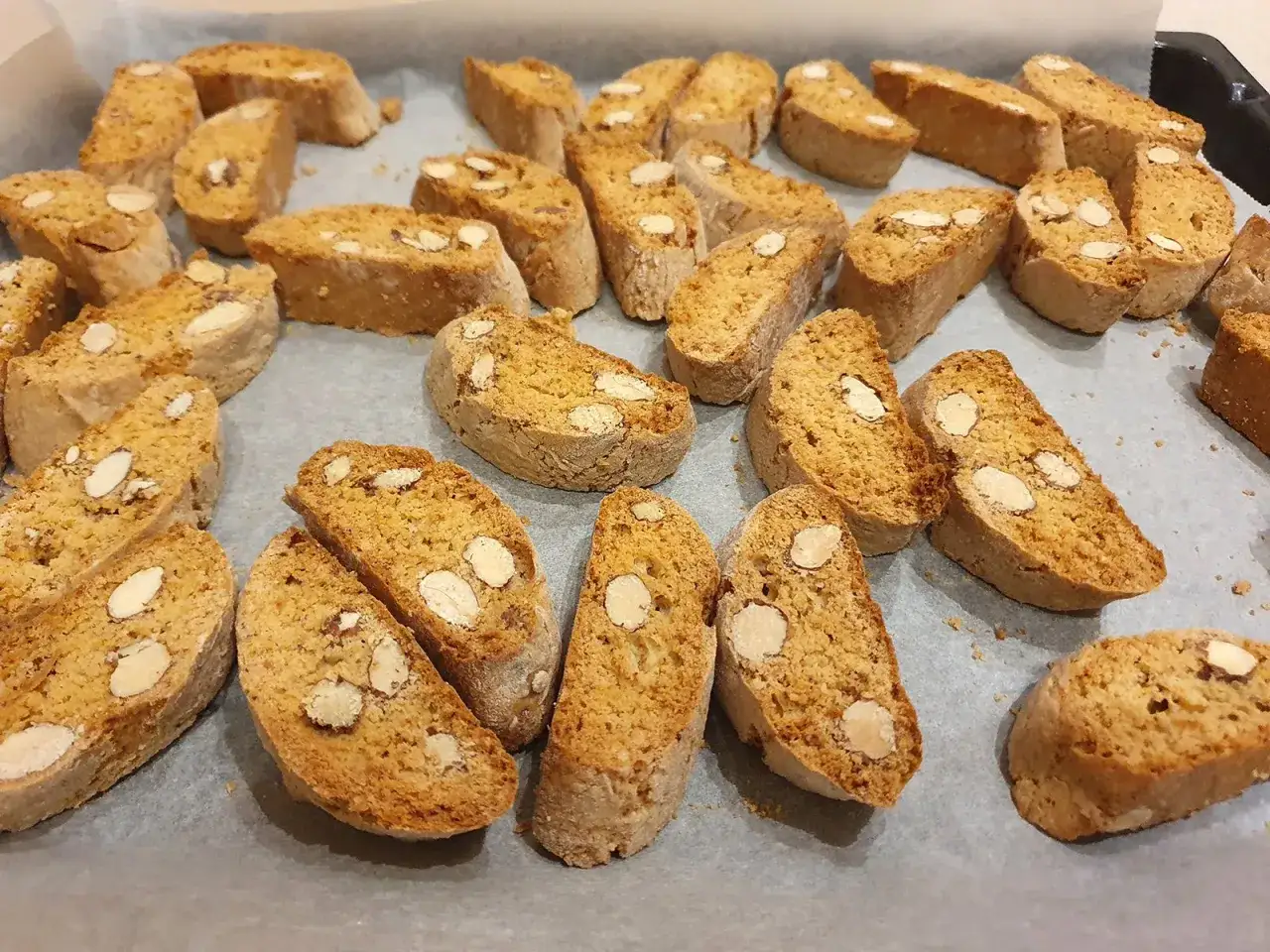 Frisch gebackene Cantuccini mit Mandeln, bereit f&uuml;r ein k&ouml;stliches Cantuccini Rezept.