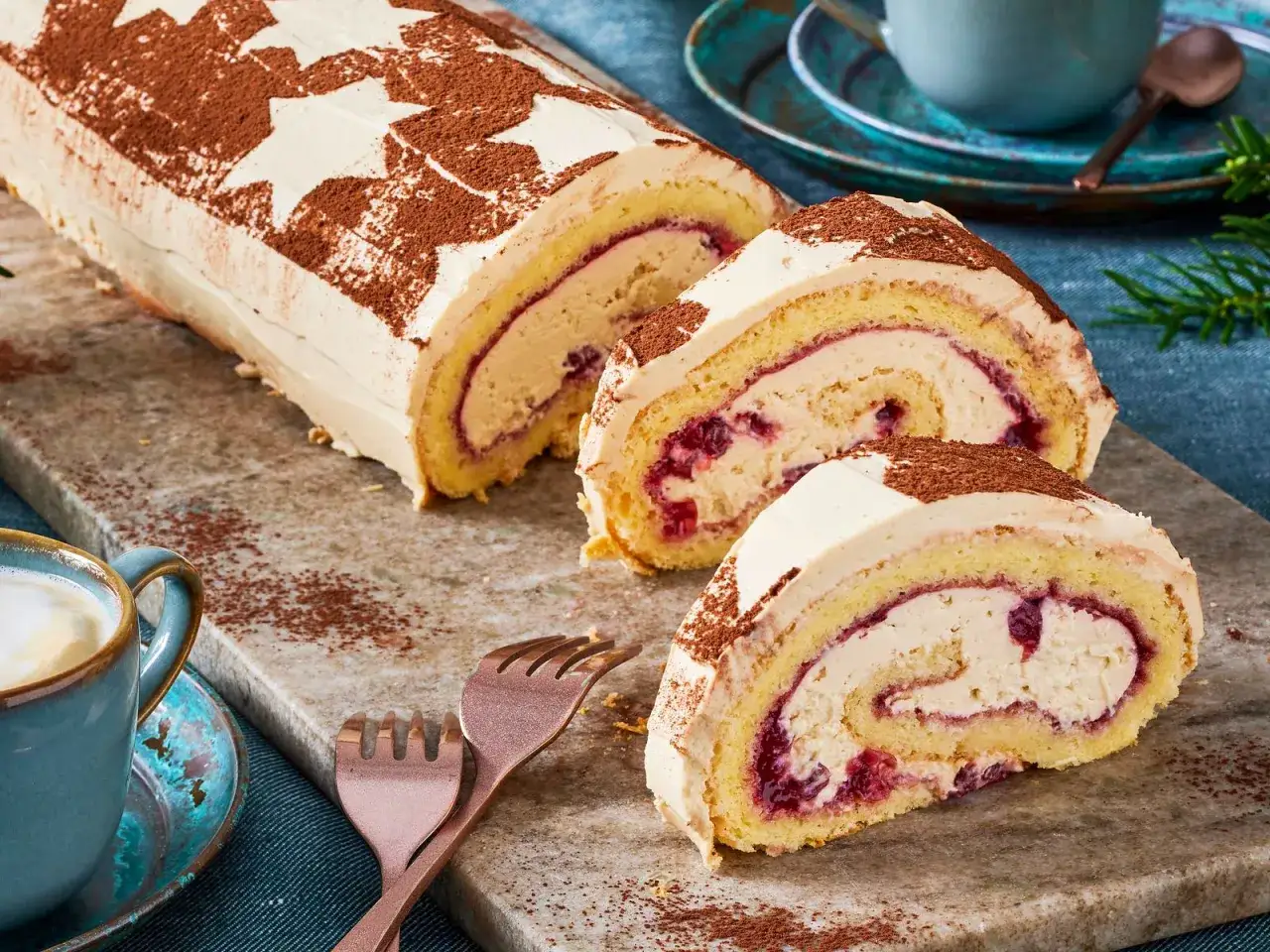 Eine festliche B&ucirc;che de No&euml;l deutsch, mit Sternenmuster aus Kakao und cremiger F&uuml;llung, bereit zum Genie&szlig;en.