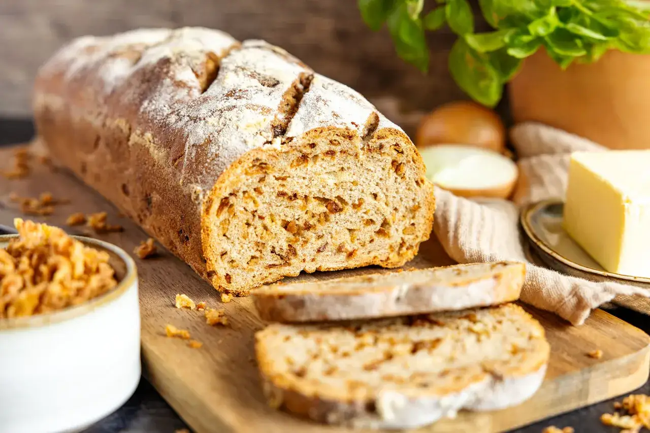 Frisches Zwiebelbrot, perfekt f&uuml;r ein herzhaftes Fr&uuml;hst&uuml;ck. Hier ist ein einfaches Zwiebelbrot Rezept.