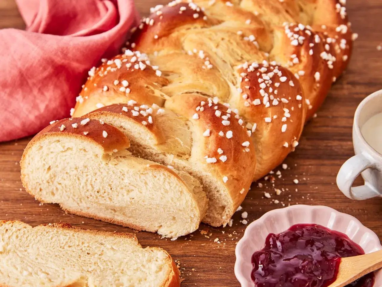 Goldbraunes Zopf-Brioche mit Hagelzucker, perfekt f&uuml;r ein Fr&uuml;hst&uuml;ck. Dieses Brioche Rezept ist ein Genuss!