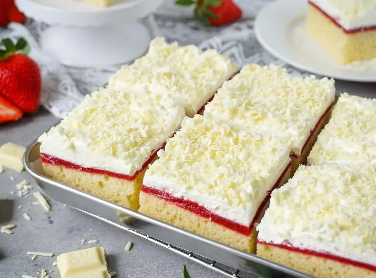 Saftiger Frau Holle Kuchen mit Erdbeerf&uuml;llung und wei&szlig;er Schokoladenraspel.