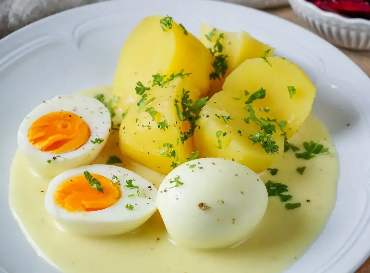Senfeier rezept: Gekochte Eier mit Kartoffeln und einer cremigen Sauce, garniert mit Petersilie. Ein Klassiker, der immer schmeckt.