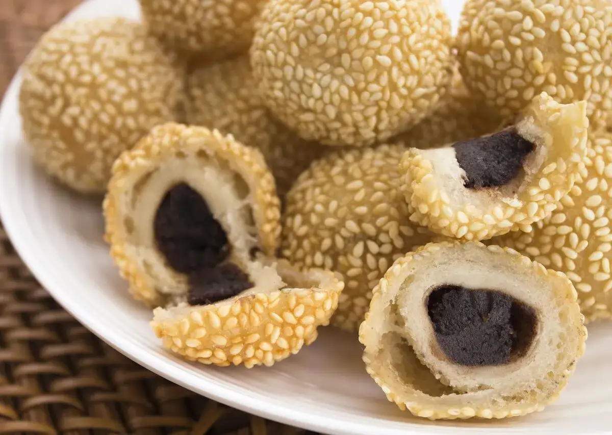 S&uuml;&szlig;e B&auml;llchen mit schwarzem Sesam gef&uuml;llt, ein k&ouml;stliches Rezept f&uuml;r s&uuml;&szlig;e Leckereien.