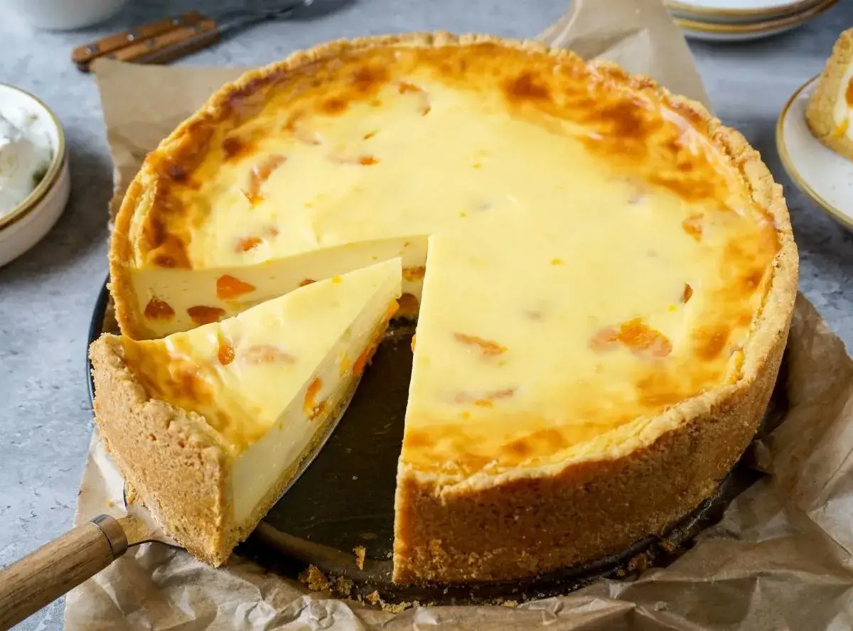 Ein saftiger Mandarinen Schmand Kuchen mit einem knusprigen Boden und cremiger F&uuml;llung, verfeinert mit saftigen Mandarinenst&uuml;cken.