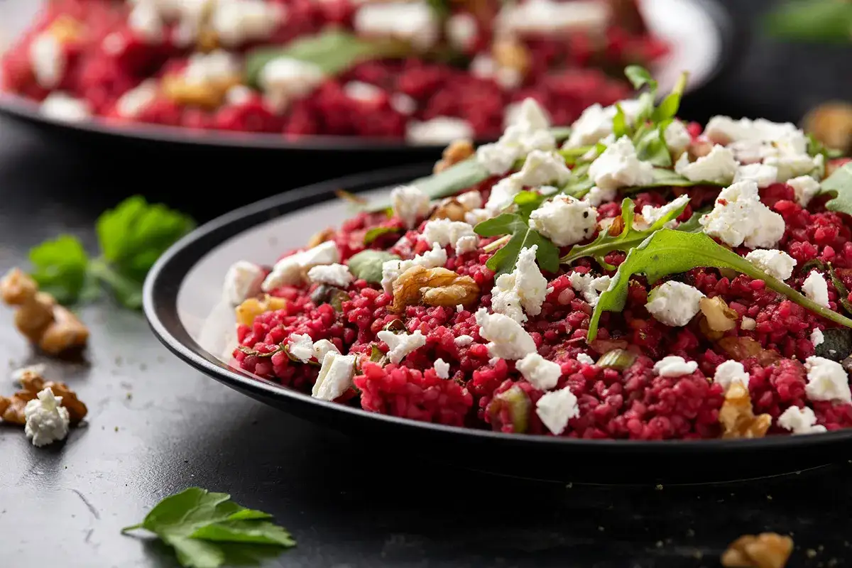 Ein k&ouml;stlicher Rote Bete Feta Salat mit Waln&uuml;ssen und Rucola, garniert mit frischen Kr&auml;utern.
