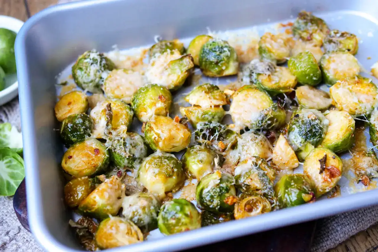 Ger&ouml;steter Rosenkohl mit geschmolzenem K&auml;se, ein k&ouml;stliches rezept rosenkohl als beilage.
