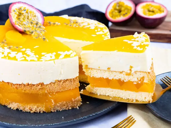 Eine saftige Pfirsich Maracuja Torte mit fruchtiger Geleeschicht, cremiger Mousse und frischen Früchten. Ein Genuss für Augen und Gaumen!