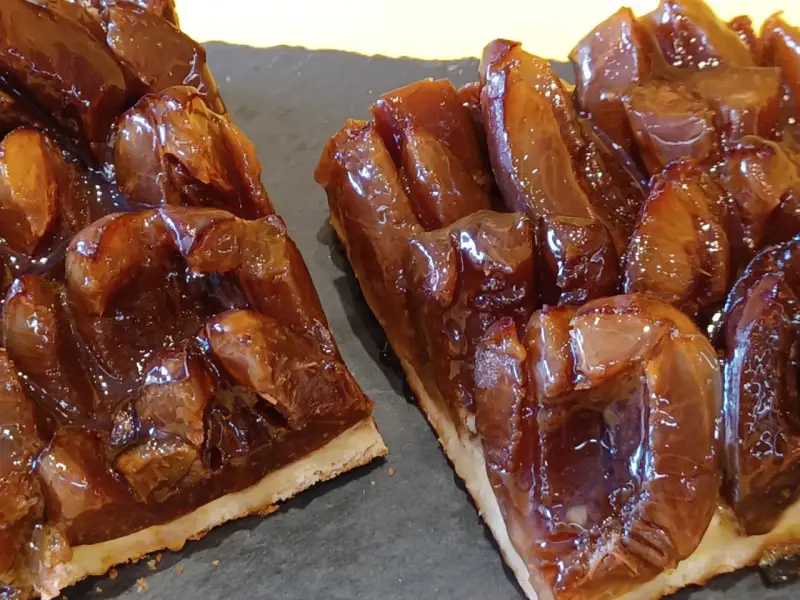 Saftiger Zwetschgenkuchen vom Blech, mit glänzenden, karamellisierten Zwetschgenstücken auf knusprigem Teig. Ein Genuss!